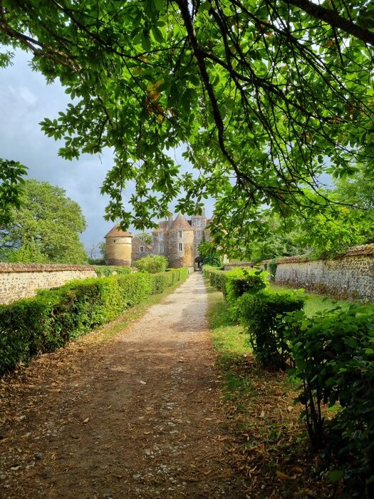 Château de Ratilly vu du chemin d'accès